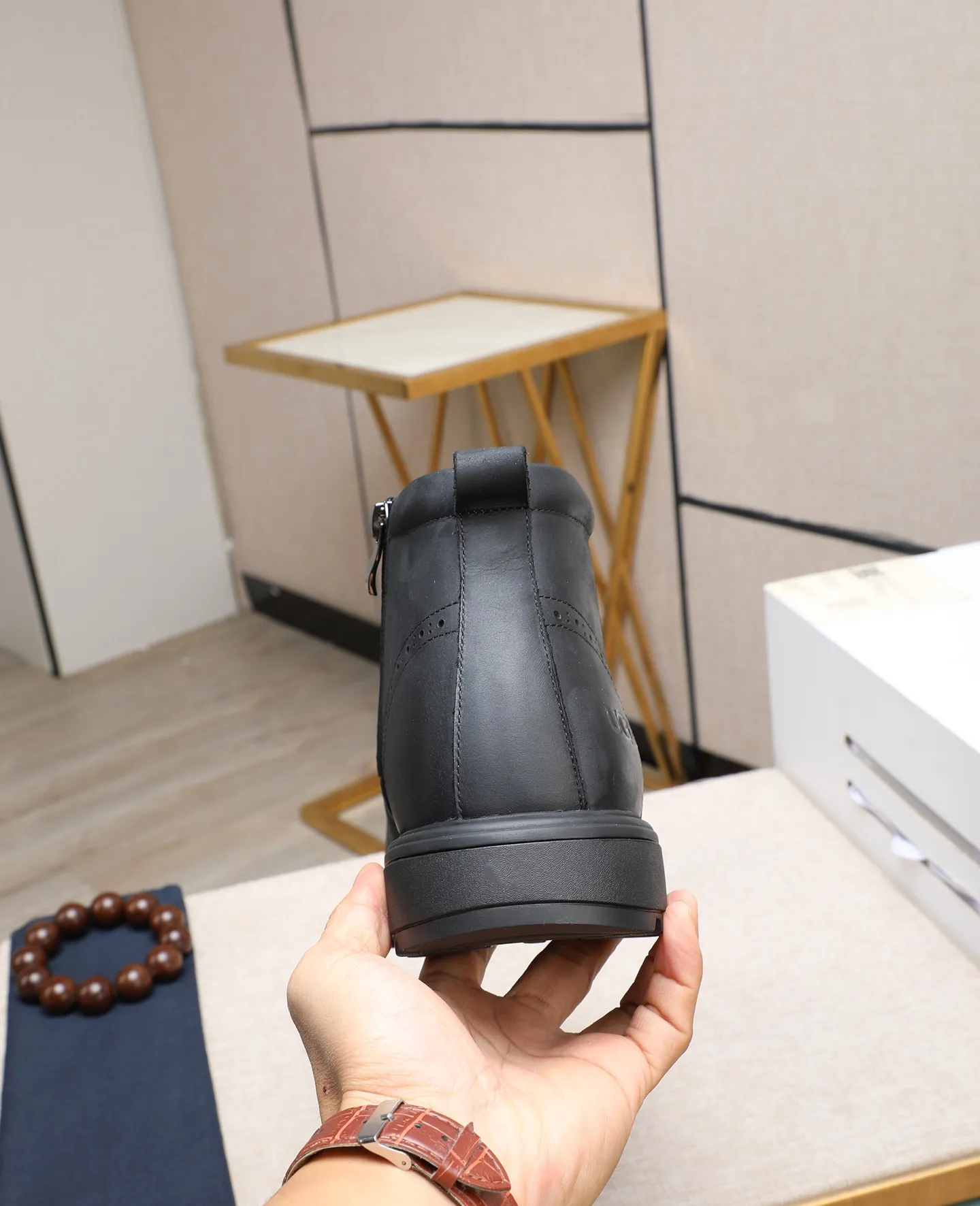 Men's shoes 💰640 (full genuine wool lining, 10% off for fake ones) Please pay attention to the quality of the original item and compare the thickness of the wool 🏮🏮 Popular UGG men's shoes from Australia's warm luxury brand, the official website is synchronized, Beckham men's style..., made of imported first-layer waxed cowhide, waxed toe cap, Australian real wool velvet lining Carefully sewn...Imported rubber Martin boots outsole (comfortable, soft, wear-resistant) The quality is really great...Exquisite workmanship, you won't be able to put it down at first sight, size 39-44 (customized in 45)